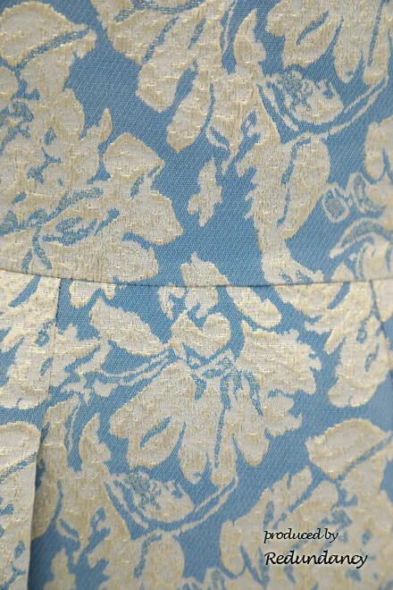 ブルーのデコルテ切替え花柄ドレス