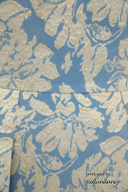 ブルーのデコルテ切替え花柄ドレス