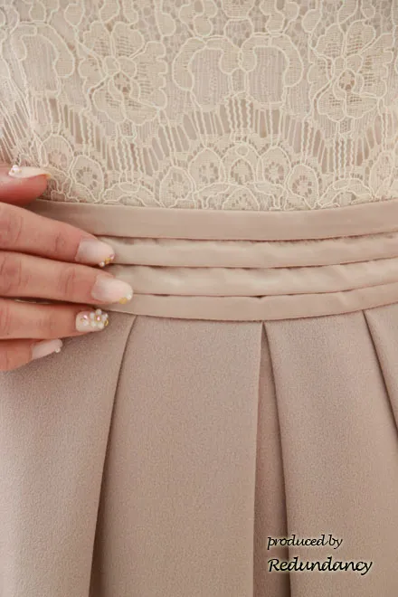 ホワイト×くすみピンクの切替タイトスカートドレス