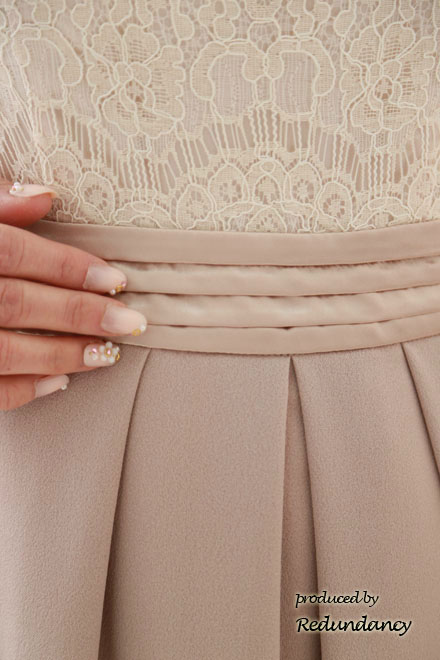 ホワイト×くすみピンクの切替タイトスカートドレス