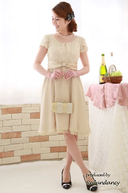 ライトベージュのウエストリボン切替レースドレス
