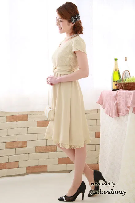 ライトベージュのウエストリボン切替レースドレス