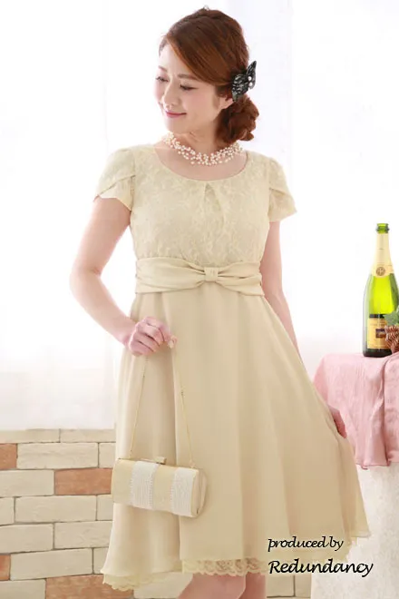 ライトベージュのウエストリボン切替レースドレス