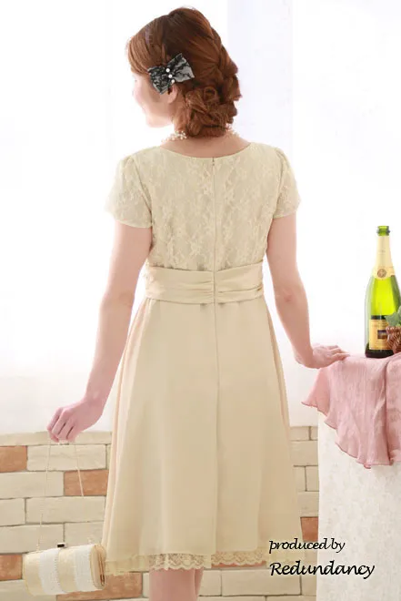 ライトベージュのウエストリボン切替レースドレス