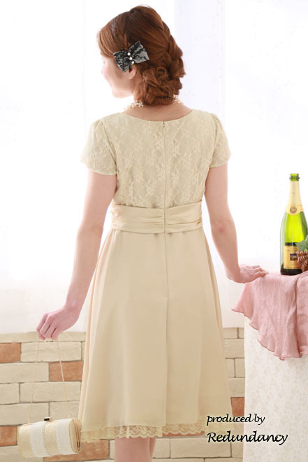 ライトベージュのウエストリボン切替レースドレス