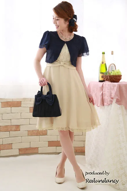 ライトベージュのウエストリボン切替レースドレス