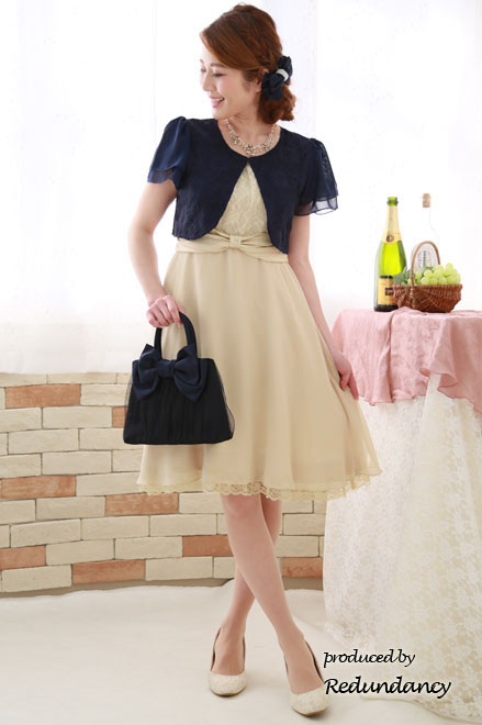 ライトベージュのウエストリボン切替レースドレス