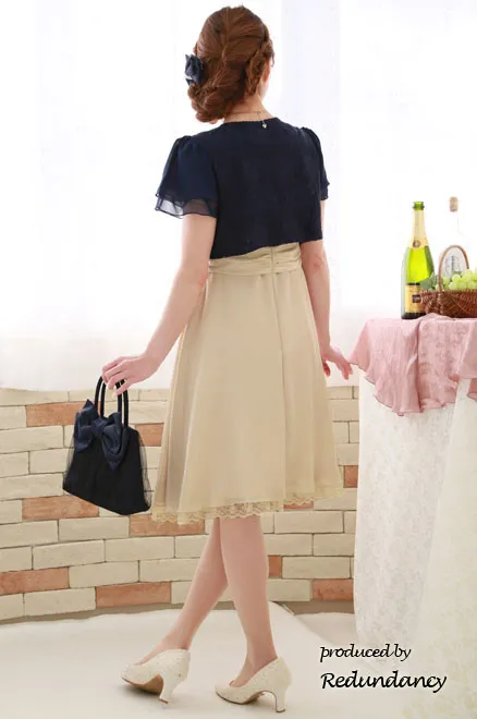 ライトベージュのウエストリボン切替レースドレス