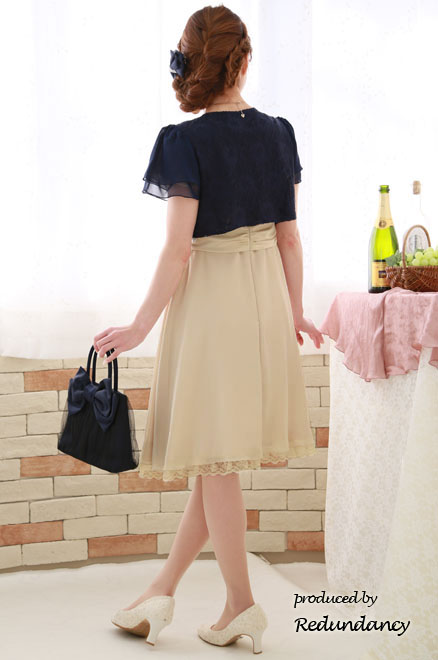 ライトベージュのウエストリボン切替レースドレス