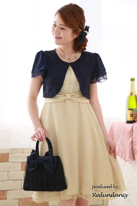 ライトベージュのウエストリボン切替レースドレス