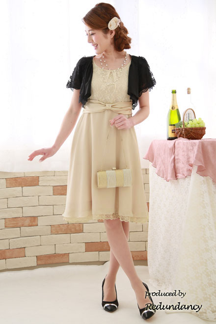 ライトベージュのウエストリボン切替レースドレス