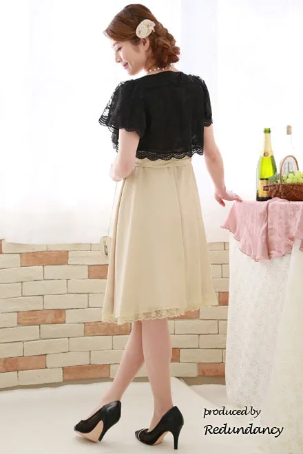 ライトベージュのウエストリボン切替レースドレス