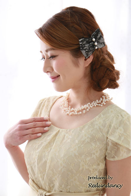 ライトベージュのウエストリボン切替レースドレス