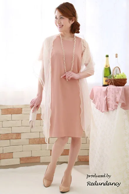 ピンクのレーススリーブミニ丈ドレス