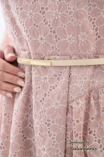 ピンクの花柄総レース膝丈ドレス