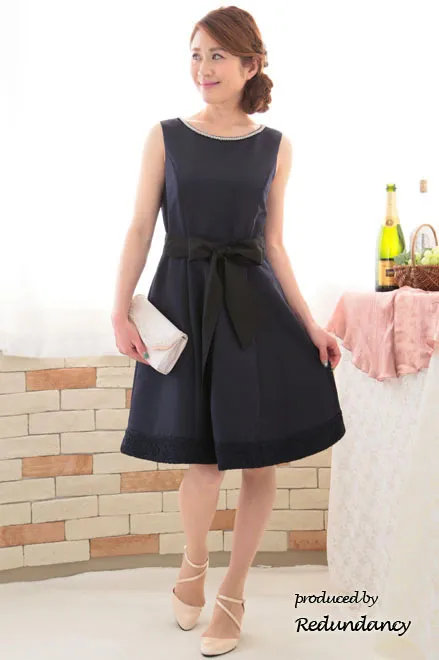 ネイビーのラウンドネックビジュードレス