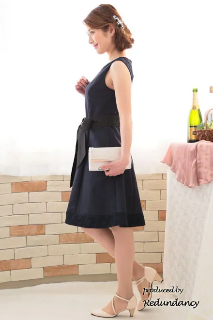 ネイビーのラウンドネックビジュードレス