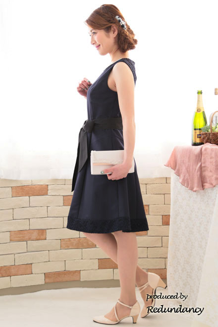 ネイビーのラウンドネックビジュードレス