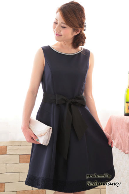 ネイビーのラウンドネックビジュードレス