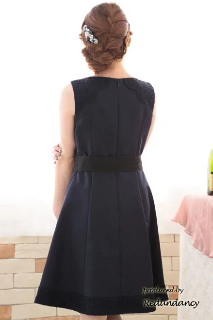 ネイビーのラウンドネックビジュードレス