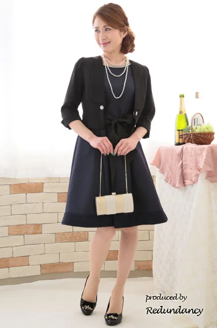 ネイビーのラウンドネックビジュードレス