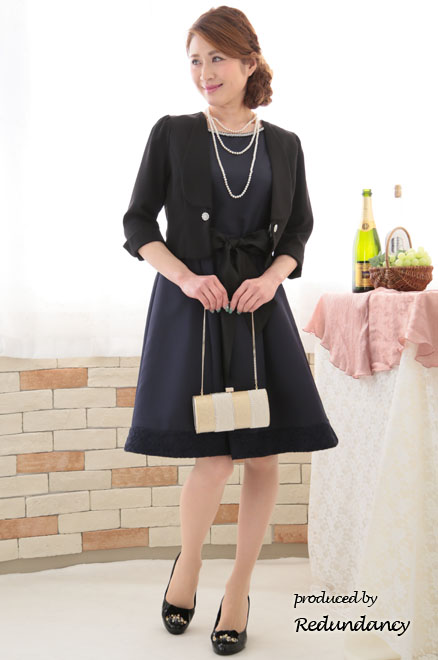 ネイビーのラウンドネックビジュードレス