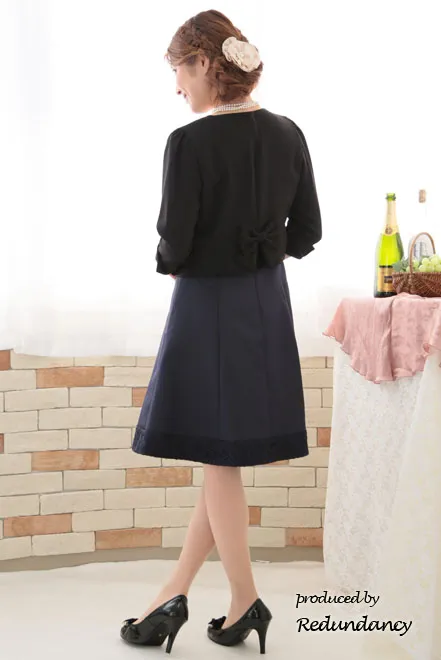 ネイビーのラウンドネックビジュードレス