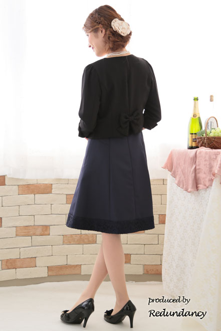 ネイビーのラウンドネックビジュードレス