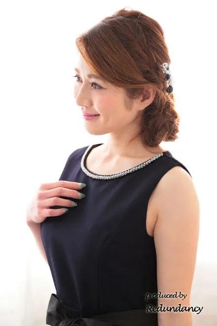 ネイビーのラウンドネックビジュードレス