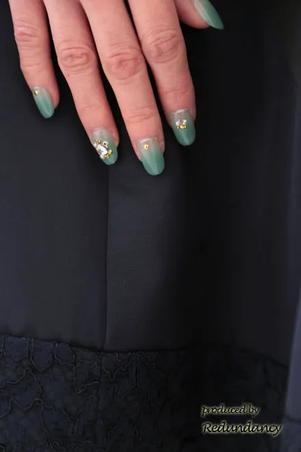 ネイビーのラウンドネックビジュードレス