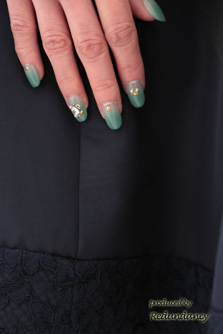 ネイビーのラウンドネックビジュードレス