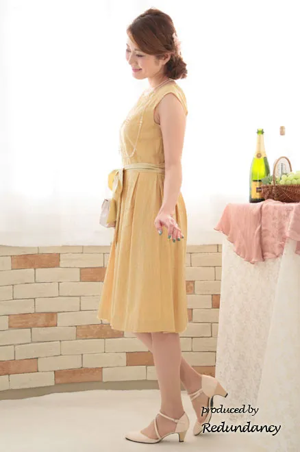 イエローのレース模様膝丈ドレス