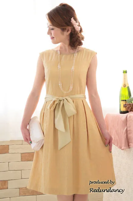 イエローのレース模様膝丈ドレス