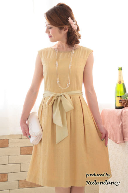 イエローのレース模様膝丈ドレス