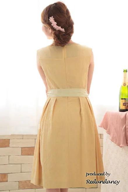 イエローのレース模様膝丈ドレス