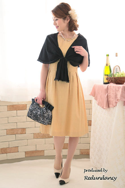 イエローのレース模様膝丈ドレス