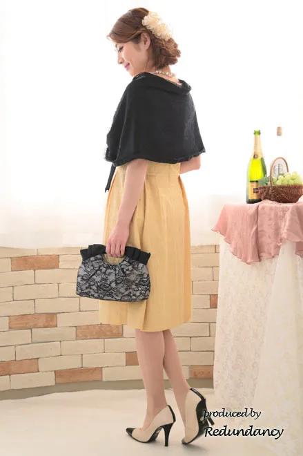 イエローのレース模様膝丈ドレス