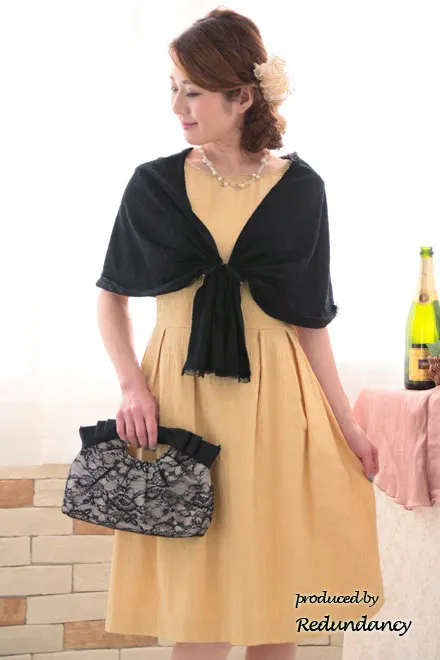 イエローのレース模様膝丈ドレス