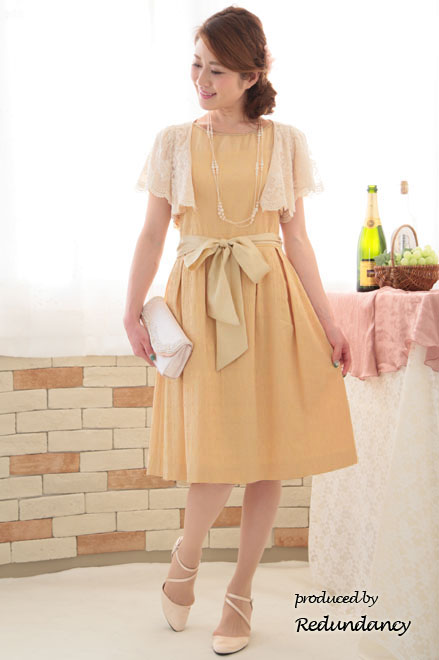 イエローのレース模様膝丈ドレス