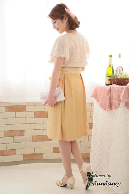 イエローのレース模様膝丈ドレス