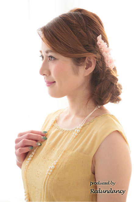 イエローのレース模様膝丈ドレス