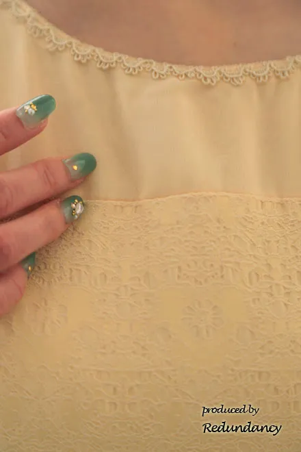 イエローのレース模様膝丈ドレス