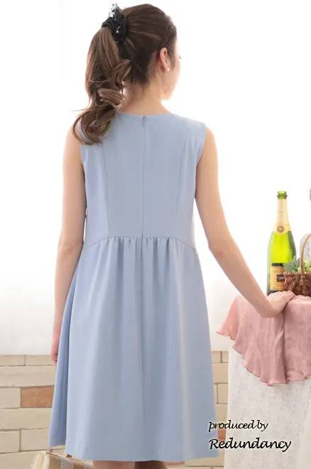 パステルブルーのゆったりシンプルミニ丈ドレス