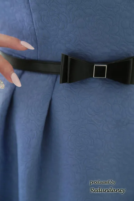 ブルーのラウンドネックシンプルミニ丈ドレス