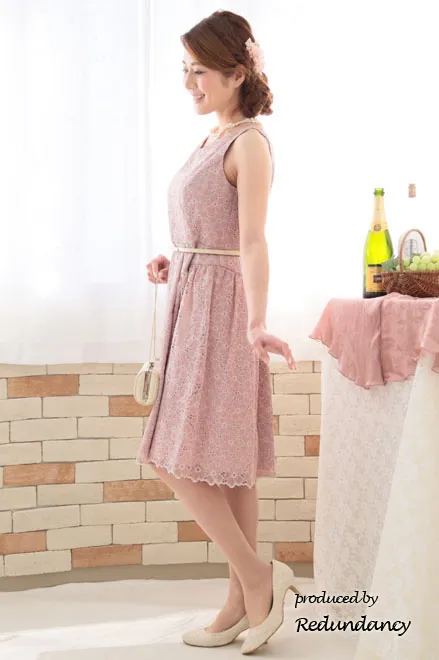 ピンクの花柄総レース膝丈ドレス