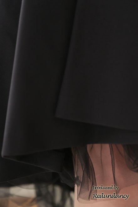 ブラックのバックレースチュールレイヤードドレス