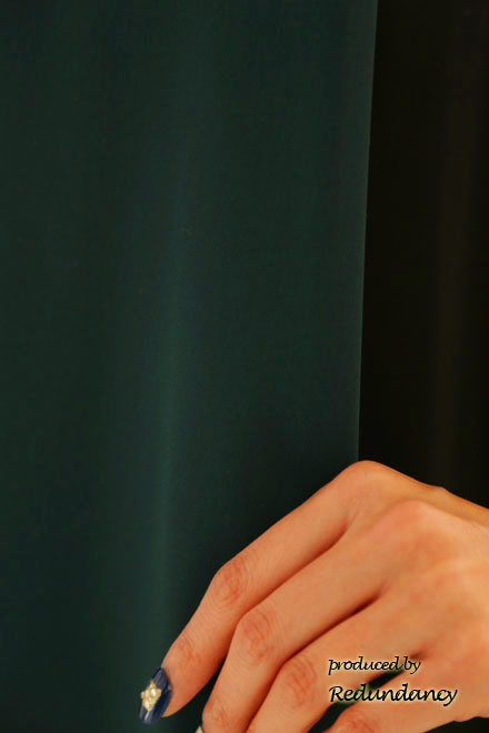 ダークグリーンのAラインドレス