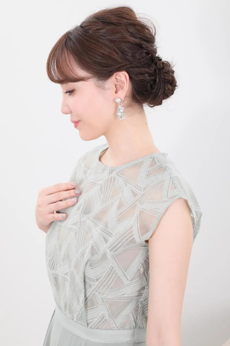 パールとビジューのリーフ型イヤリング