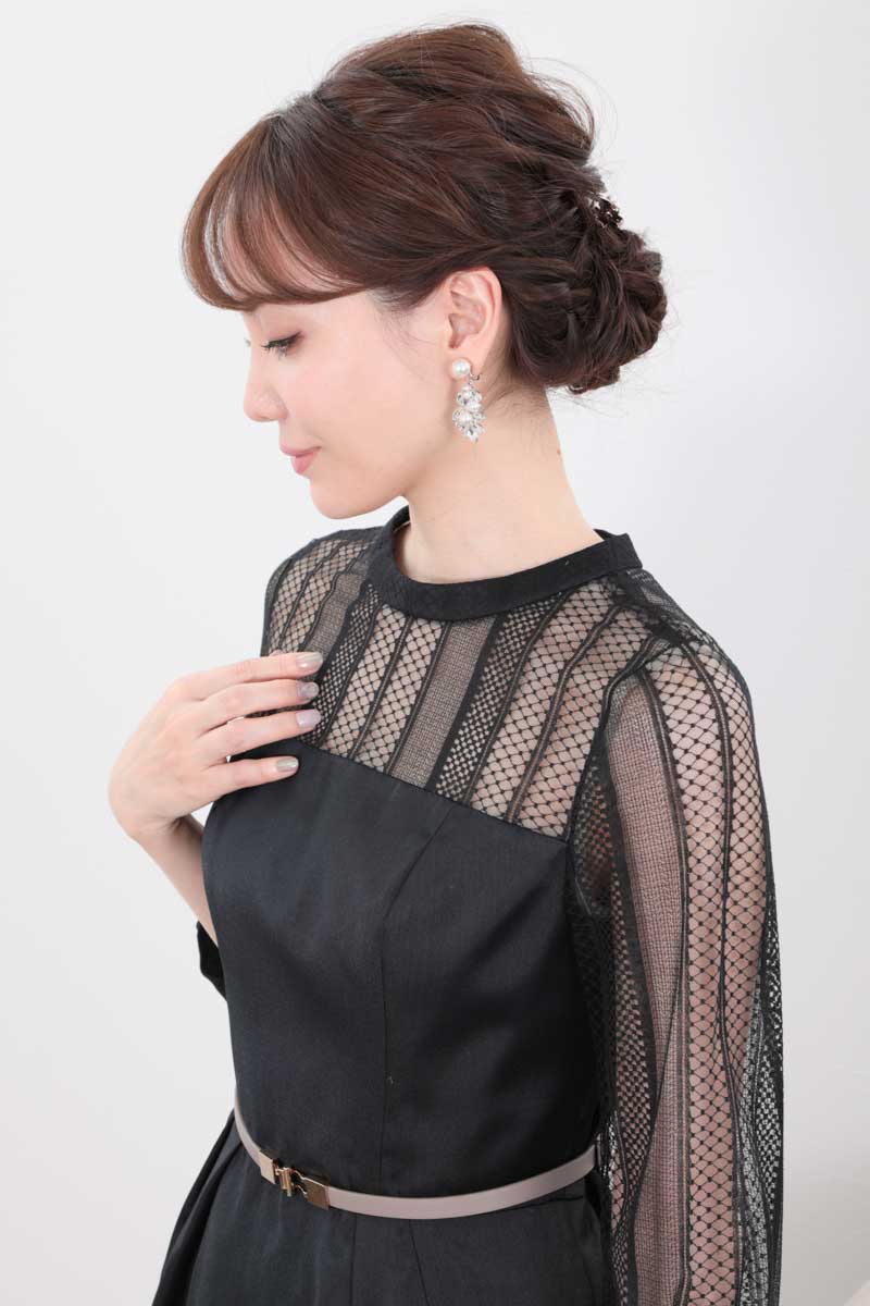 パールとビジューのリーフ型イヤリング