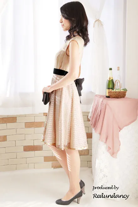 ベージュのハートネック格子柄レースドレス